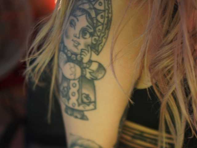 Емитувани слики од екранот CallMeBadGirl