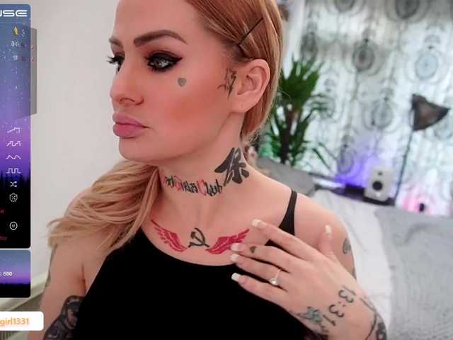 Емитувани слики од екранот CallMeBadGirl