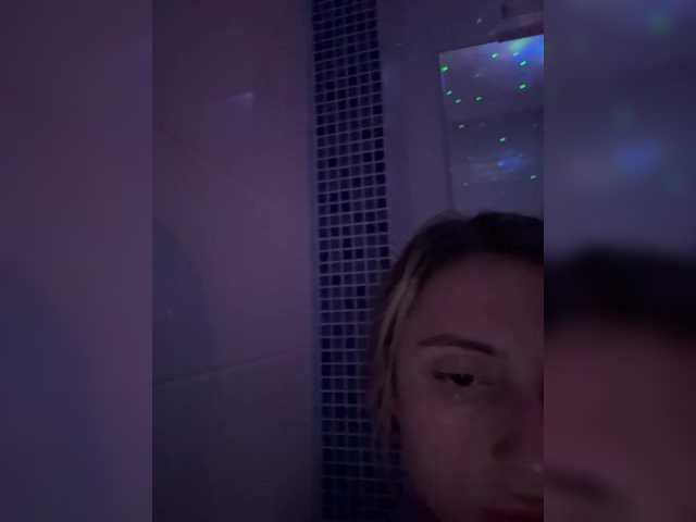 Емитувани слики од екранот CamillaSweetty