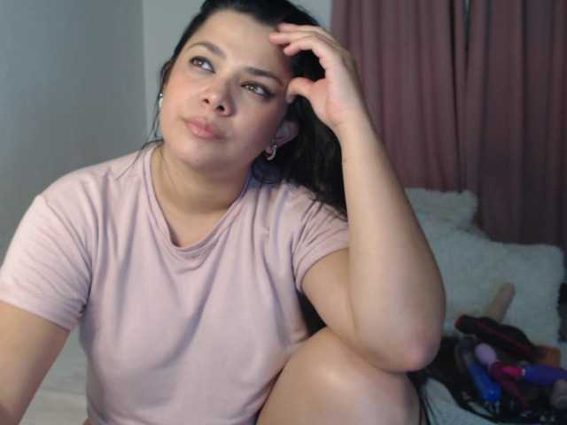 Емитувани слики од екранот CandaceBooty