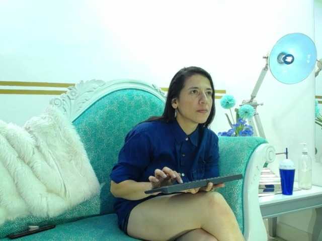 Емитувани слики од екранот CandyAndRoose