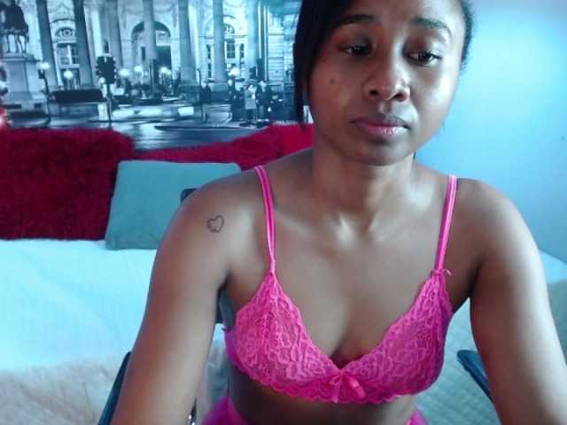 Емитувани слики од екранот CarolinnHub