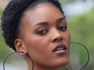 Еротски видео разговор Carry-Brie