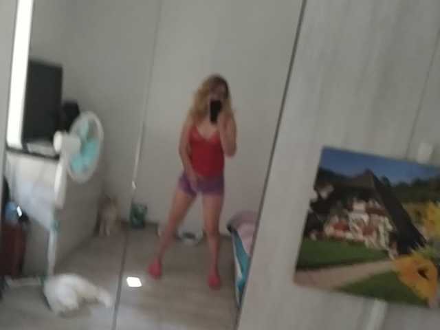 Емитувани слики од екранот Cecilexxx