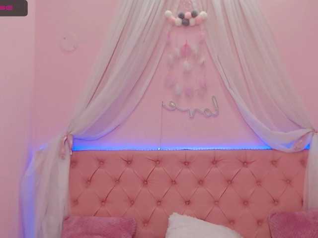 Емитувани слики од екранот CharlotteRey