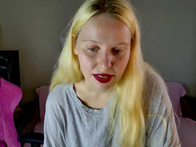 Емитувани слики од екранот charming-blonde
