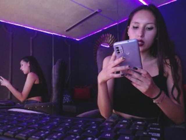 Емитувани слики од екранот Cheerryll