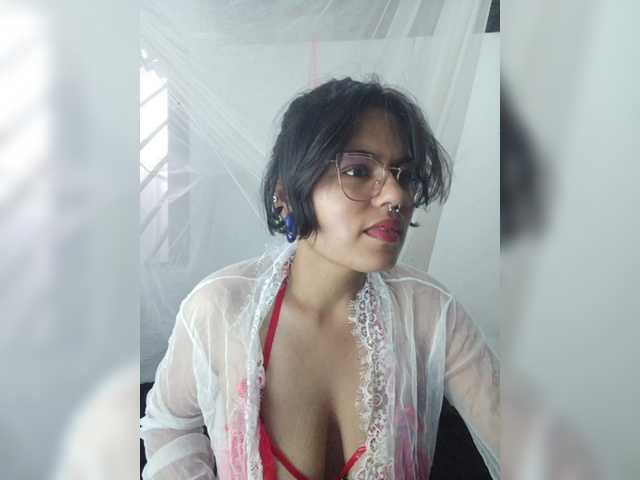 Емитувани слики од екранот CherryAangela