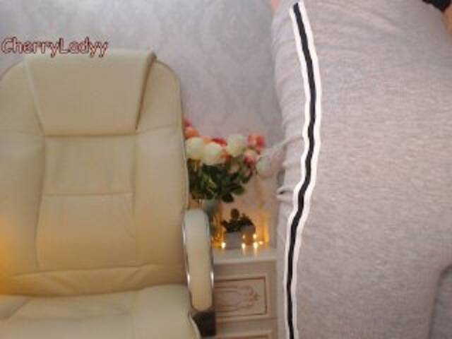 Емитувани слики од екранот CherryLadyy