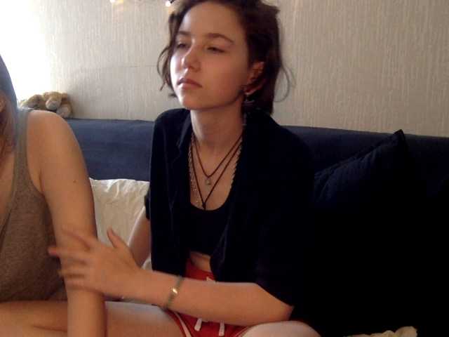 Емитувани слики од екранот CleoAndTiena