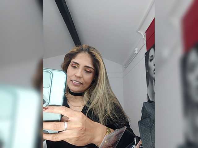 Емитувани слики од екранот CloeFerreli