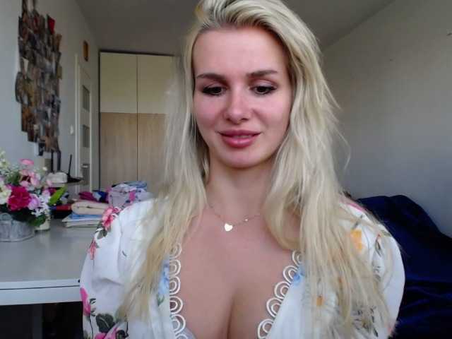 Емитувани слики од екранот Cornelia22hot