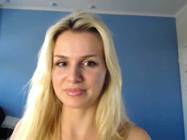 Емитувани слики од екранот Cornelia22hot
