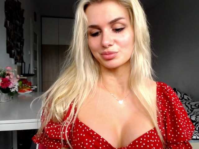 Емитувани слики од екранот Cornelia22hot