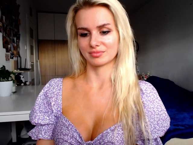 Емитувани слики од екранот Cornelia22hot