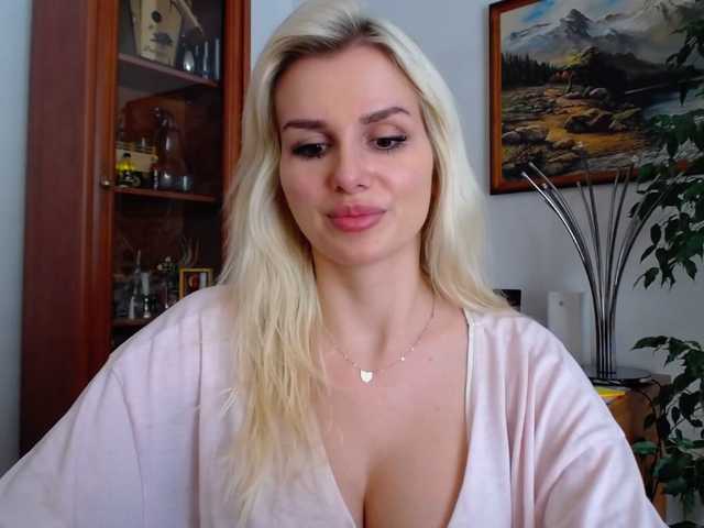 Емитувани слики од екранот Cornelia22hot