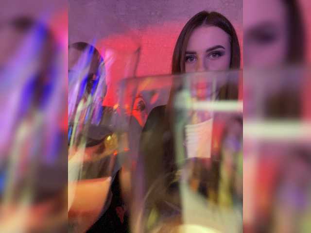 Емитувани слики од екранот CrystaIGirl