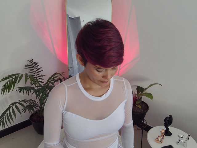 Емитувани слики од екранот DannaCartier