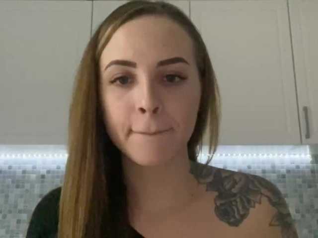 Емитувани слики од екранот DarinaCrown