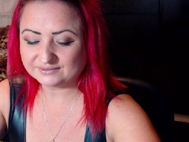 Емитувани слики од екранот KinkyDomina