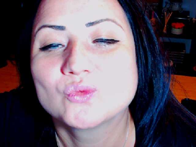 Емитувани слики од екранот KinkyDomina