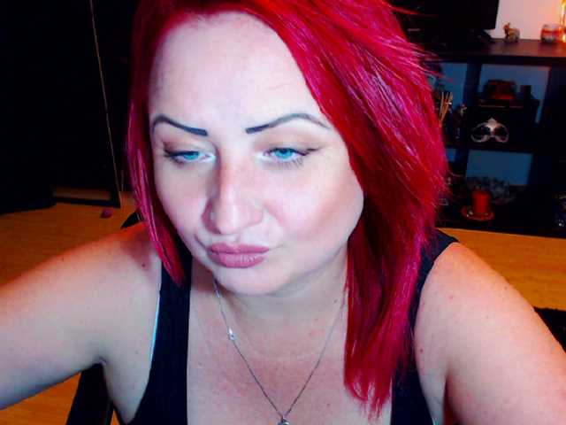 Емитувани слики од екранот KinkyDomina