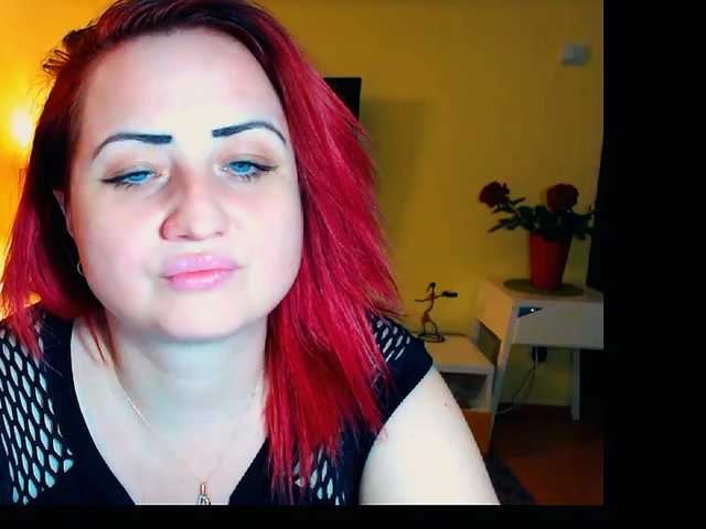 Емитувани слики од екранот KinkyDomina