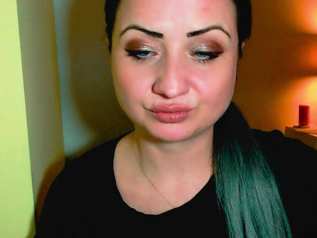 Емитувани слики од екранот KinkyDomina