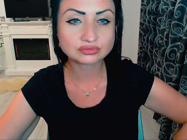 Емитувани слики од екранот KinkyDomina