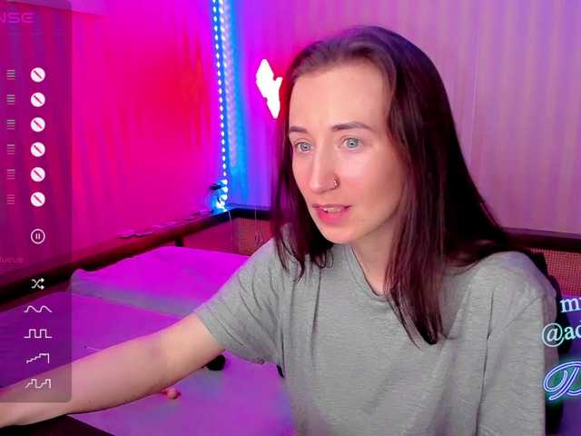 Емитувани слики од екранот DellyRoze