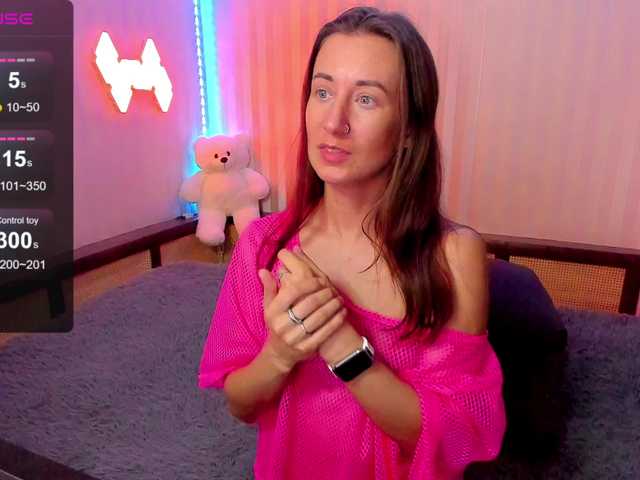 Емитувани слики од екранот DellyRoze