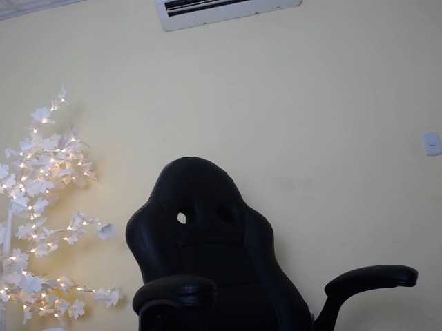 Емитувани слики од екранот DEVANY-REY