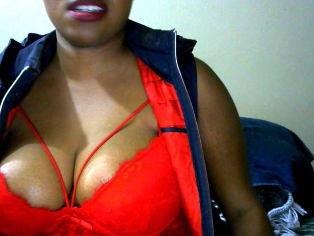 Емитувани слики од екранот EbonyBooty