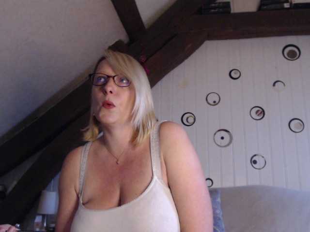 Емитувани слики од екранот EleannaRose