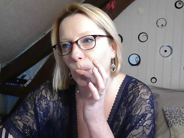 Емитувани слики од екранот EleannaRose