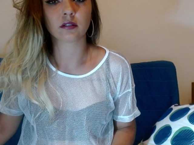 Емитувани слики од екранот EllaDesiree