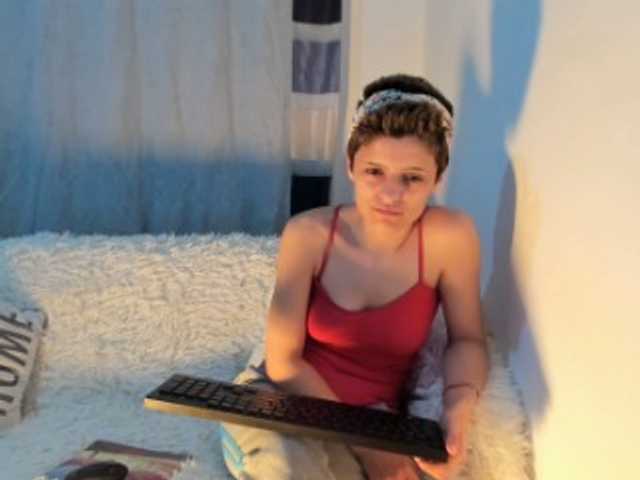 Емитувани слики од екранот EllaRose29