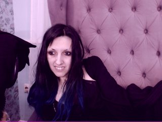 Емитувани слики од екранот ElviraHolly