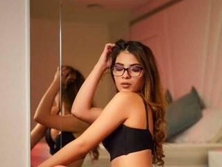 Еротски видео разговор Emili-Roose