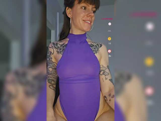 Емитувани слики од екранот EmilieEdelana