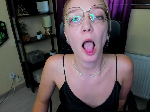 Емитувани слики од екранот EmillyExtasy