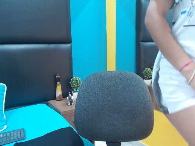 Емитувани слики од екранот EmillyWilliam