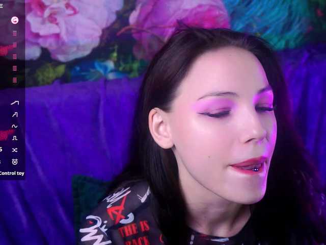 Емитувани слики од екранот EmilyLuxxxury