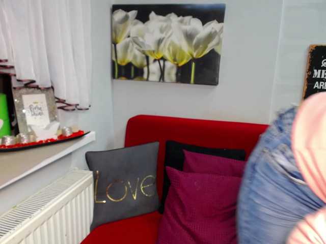 Емитувани слики од екранот EmilyQueen