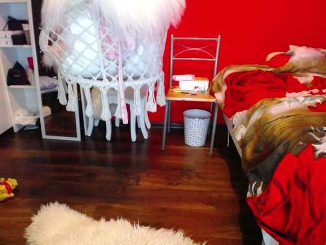 Емитувани слики од екранот EmilyQueen