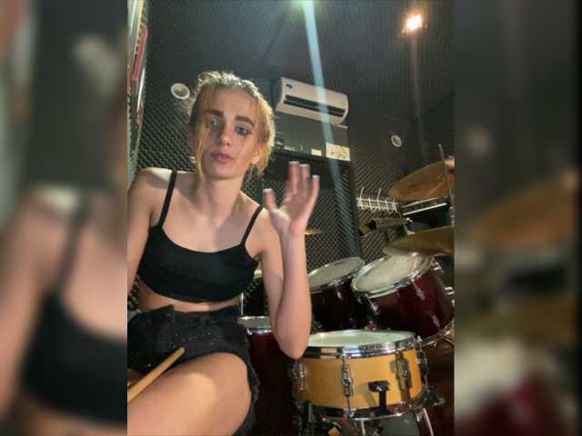 Фотографии EmmylieMorris I'm in music studio today*-* And I'm really sorry if its lagging a bit...Pleqase tip 5 tk^-^ Write in FREE CHAT^-^I really love 5 tk UH(Ultra High) vibration *_*