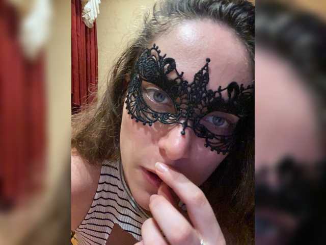 Емитувани слики од екранот Eronicaa