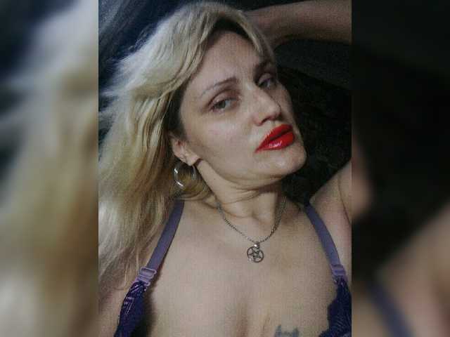 Емитувани слики од екранот Freya-Milf