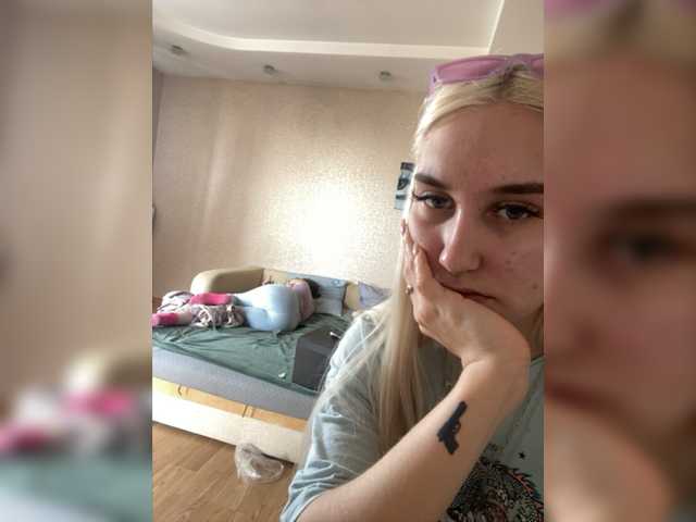 Емитувани слики од екранот FuckKrisAlina
