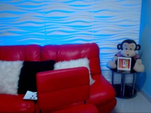 Емитувани слики од екранот GiannaWatson